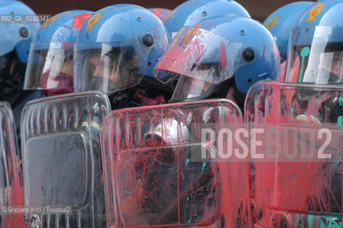VENEZIA 22/03/03 MANIFESTAZIONE DEI DISOBBEDIENTI DAVANTI AL CONSOLATO INGLESE PER LA PACE CONTRO LA GUERRA  ©Graziano Arici/Rosebud2 / NO-GLOBAL POLIZIA