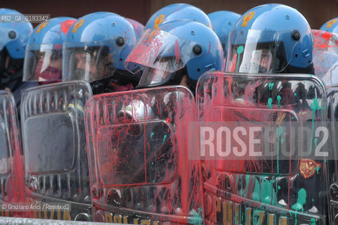 VENEZIA 22/03/03 MANIFESTAZIONE DEI DISOBBEDIENTI DAVANTI AL CONSOLATO INGLESE PER LA PACE CONTRO LA GUERRA  ©Graziano Arici/Rosebud2 / NO-GLOBAL POLIZIA