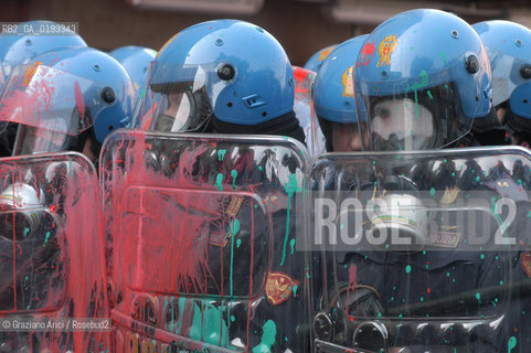 VENEZIA 22/03/03 MANIFESTAZIONE DEI DISOBBEDIENTI DAVANTI AL CONSOLATO INGLESE PER LA PACE CONTRO LA GUERRA  ©Graziano Arici/Rosebud2 / NO-GLOBAL POLIZIA