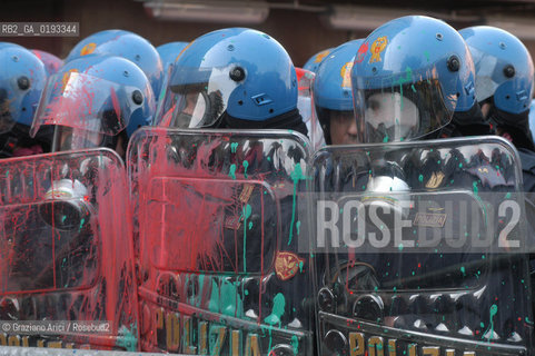 VENEZIA 22/03/03 MANIFESTAZIONE DEI DISOBBEDIENTI DAVANTI AL CONSOLATO INGLESE PER LA PACE CONTRO LA GUERRA  ©Graziano Arici/Rosebud2 / NO-GLOBAL POLIZIA