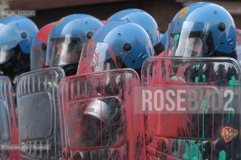 VENEZIA 22/03/03 MANIFESTAZIONE DEI DISOBBEDIENTI DAVANTI AL CONSOLATO INGLESE PER LA PACE CONTRO LA GUERRA  ©Graziano Arici/Rosebud2 / NO-GLOBAL POLIZIA
