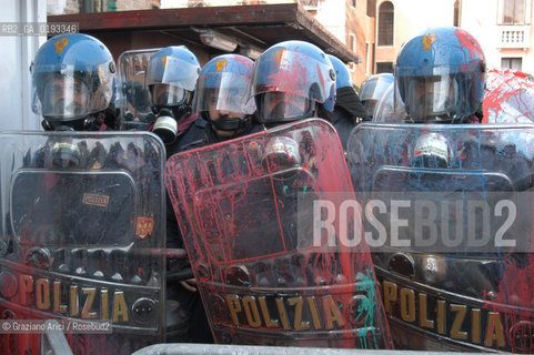 VENEZIA 22/03/03 MANIFESTAZIONE DEI DISOBBEDIENTI DAVANTI AL CONSOLATO INGLESE PER LA PACE CONTRO LA GUERRA  ©Graziano Arici/Rosebud2 / NO-GLOBAL POLIZIA