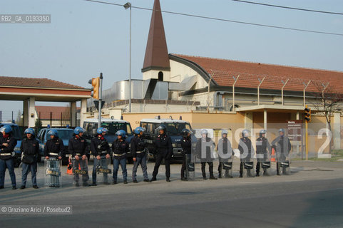 VICENZA 29/03/03 MANIFESTAZIONE DEI DISOBBEDIENTI E DEI PACIFISTI CONTRO LA GUERRA DAVANTI ALLA CASERMA EDERLE ©Graziano Arici/Rosebud2
