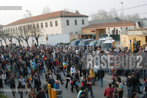 VICENZA 29/03/03 MANIFESTAZIONE DEI DISOBBEDIENTI E DEI PACIFISTI CONTRO LA GUERRA DAVANTI ALLA CASERMA EDERLE ©Graziano Arici/Rosebud2