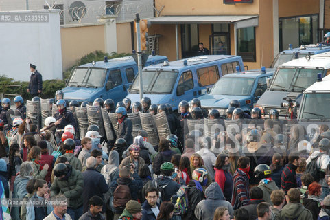VICENZA 29/03/03 MANIFESTAZIONE DEI DISOBBEDIENTI E DEI PACIFISTI CONTRO LA GUERRA DAVANTI ALLA CASERMA EDERLE ©Graziano Arici/Rosebud2