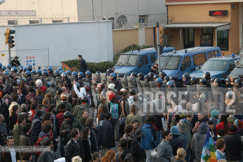 VICENZA 29/03/03 MANIFESTAZIONE DEI DISOBBEDIENTI E DEI PACIFISTI CONTRO LA GUERRA DAVANTI ALLA CASERMA EDERLE ©Graziano Arici/Rosebud2