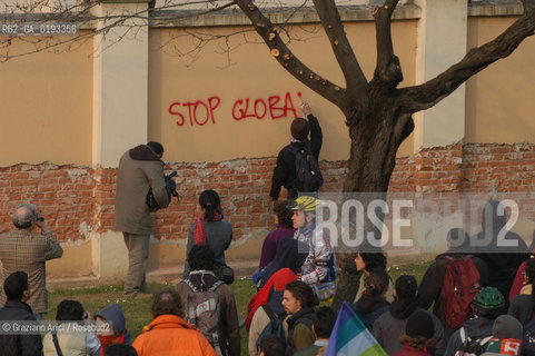VICENZA 29/03/03 MANIFESTAZIONE DEI DISOBBEDIENTI E DEI PACIFISTI CONTRO LA GUERRA DAVANTI ALLA CASERMA EDERLE ©Graziano Arici/Rosebud2