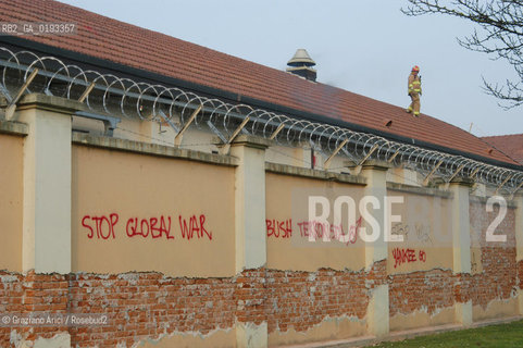 VICENZA 29/03/03 MANIFESTAZIONE DEI DISOBBEDIENTI E DEI PACIFISTI CONTRO LA GUERRA DAVANTI ALLA CASERMA EDERLE ©Graziano Arici/Rosebud2
