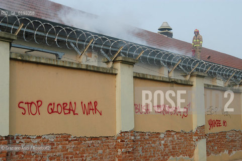 VICENZA 29/03/03 MANIFESTAZIONE DEI DISOBBEDIENTI E DEI PACIFISTI CONTRO LA GUERRA DAVANTI ALLA CASERMA EDERLE ©Graziano Arici/Rosebud2