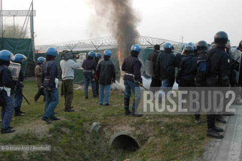 VICENZA 29/03/03 MANIFESTAZIONE DEI DISOBBEDIENTI E DEI PACIFISTI CONTRO LA GUERRA DAVANTI ALLA CASERMA EDERLE ©Graziano Arici/Rosebud2