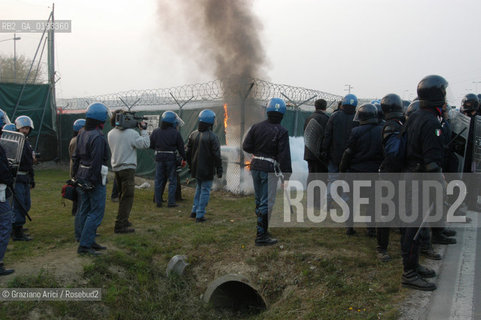VICENZA 29/03/03 MANIFESTAZIONE DEI DISOBBEDIENTI E DEI PACIFISTI CONTRO LA GUERRA DAVANTI ALLA CASERMA EDERLE ©Graziano Arici/Rosebud2