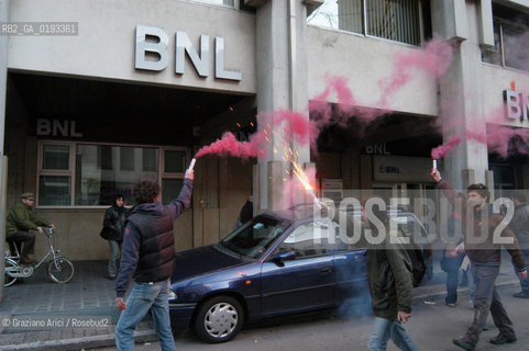 VENEZIA 04/04/03 MANIFESTAZIONE DEI DISOBBEDIENTI CONTRO LA GUERRA - AZIONE CONTRO DELLE BANCHE ©Graziano Arici/Rosebud2