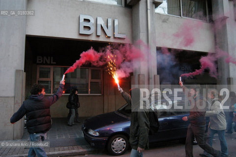 VENEZIA 04/04/03 MANIFESTAZIONE DEI DISOBBEDIENTI CONTRO LA GUERRA - AZIONE CONTRO DELLE BANCHE ©Graziano Arici/Rosebud2