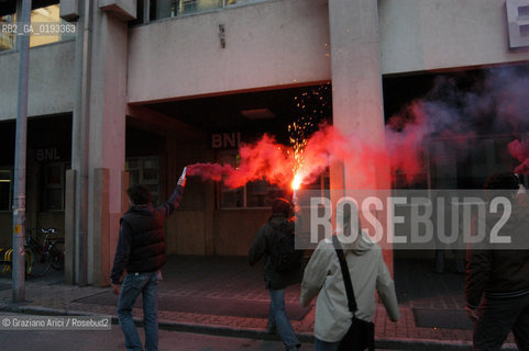 VENEZIA 04/04/03 MANIFESTAZIONE DEI DISOBBEDIENTI CONTRO LA GUERRA - AZIONE CONTRO DELLE BANCHE ©Graziano Arici/Rosebud2
