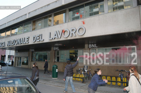 VENEZIA 04/04/03 MANIFESTAZIONE DEI DISOBBEDIENTI CONTRO LA GUERRA - AZIONE CONTRO DELLE BANCHE ©Graziano Arici/Rosebud2