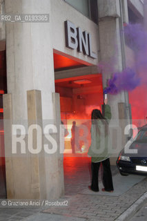 VENEZIA 04/04/03 MANIFESTAZIONE DEI DISOBBEDIENTI CONTRO LA GUERRA - AZIONE CONTRO DELLE BANCHE ©Graziano Arici/Rosebud2