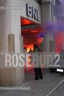 VENEZIA 04/04/03 MANIFESTAZIONE DEI DISOBBEDIENTI CONTRO LA GUERRA - AZIONE CONTRO DELLE BANCHE ©Graziano Arici/Rosebud2