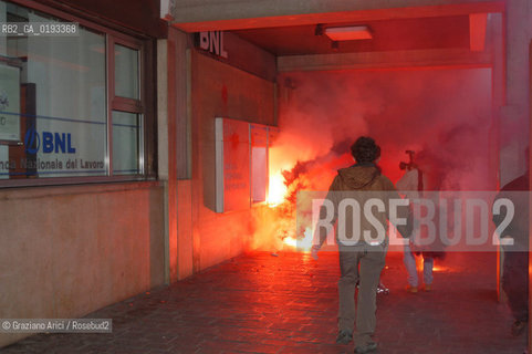 VENEZIA 04/04/03 MANIFESTAZIONE DEI DISOBBEDIENTI CONTRO LA GUERRA - AZIONE CONTRO DELLE BANCHE ©Graziano Arici/Rosebud2