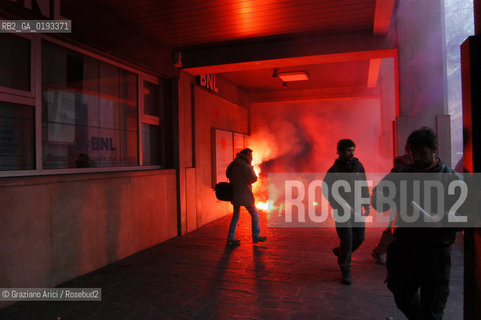 VENEZIA 04/04/03 MANIFESTAZIONE DEI DISOBBEDIENTI CONTRO LA GUERRA - AZIONE CONTRO DELLE BANCHE ©Graziano Arici/Rosebud2