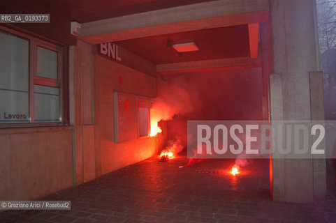 VENEZIA 04/04/03 MANIFESTAZIONE DEI DISOBBEDIENTI CONTRO LA GUERRA - AZIONE CONTRO DELLE BANCHE ©Graziano Arici/Rosebud2