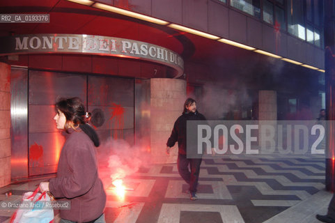 VENEZIA 04/04/03 MANIFESTAZIONE DEI DISOBBEDIENTI CONTRO LA GUERRA LUCA CASARINI - AZIONE CONTRO DELLE BANCHE ©Graziano Arici/Rosebud2