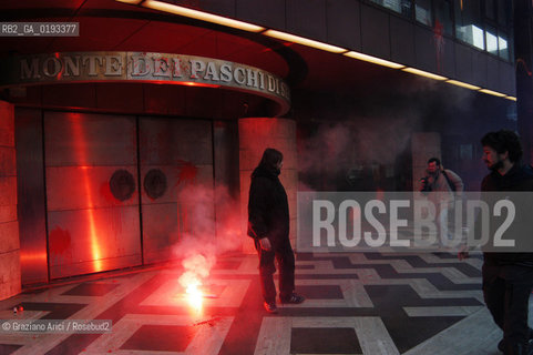 VENEZIA 04/04/03 MANIFESTAZIONE DEI DISOBBEDIENTI CONTRO LA GUERRA - AZIONE CONTRO DELLE BANCHE ©Graziano Arici/Rosebud2