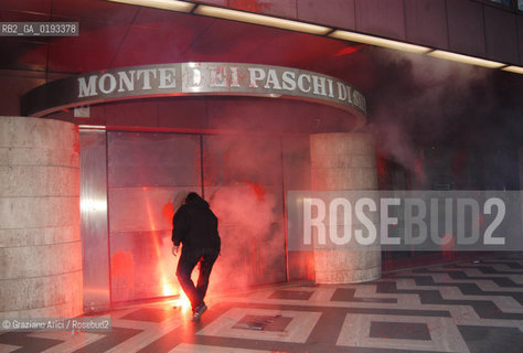 VENEZIA 04/04/03 MANIFESTAZIONE DEI DISOBBEDIENTI CONTRO LA GUERRA - AZIONE CONTRO DELLE BANCHE ©Graziano Arici/Rosebud2