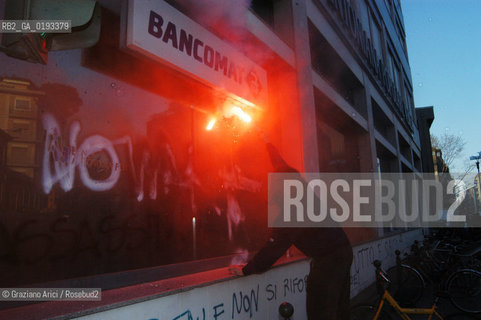 VENEZIA 04/04/03 MANIFESTAZIONE DEI DISOBBEDIENTI CONTRO LA GUERRA - AZIONE CONTRO DELLE BANCHE ©Graziano Arici/Rosebud2