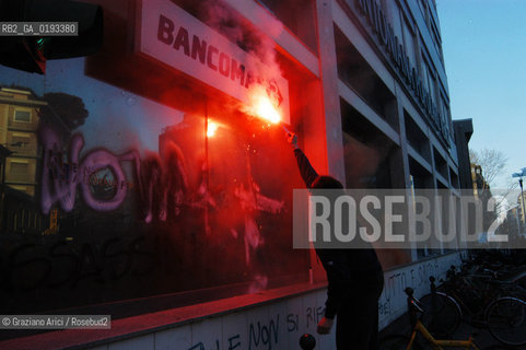 VENEZIA 04/04/03 MANIFESTAZIONE DEI DISOBBEDIENTI CONTRO LA GUERRA - AZIONE CONTRO DELLE BANCHE ©Graziano Arici/Rosebud2