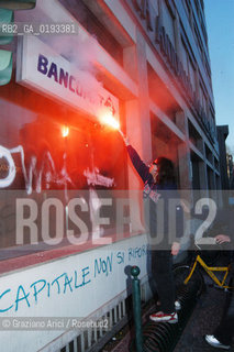 VENEZIA 04/04/03 MANIFESTAZIONE DEI DISOBBEDIENTI CONTRO LA GUERRA - AZIONE CONTRO DELLE BANCHE ©Graziano Arici/Rosebud2
