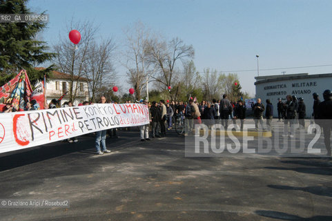 AVIANO 05/04/03 MANIFESTAZIONE NAZIONALE DEL MOVIMENTO ANARCHICO ALLA BASE AMERICANA DI AVIANO CONTRO LA GUERRA ©Graziano Arici/Rosebud2