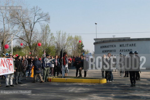 AVIANO 05/04/03 MANIFESTAZIONE NAZIONALE DEL MOVIMENTO ANARCHICO ALLA BASE AMERICANA DI AVIANO CONTRO LA GUERRA ©Graziano Arici/Rosebud2
