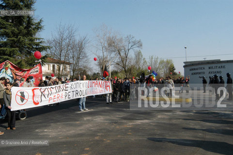 AVIANO 05/04/03 MANIFESTAZIONE NAZIONALE DEL MOVIMENTO ANARCHICO ALLA BASE AMERICANA DI AVIANO CONTRO LA GUERRA ©Graziano Arici/Rosebud2