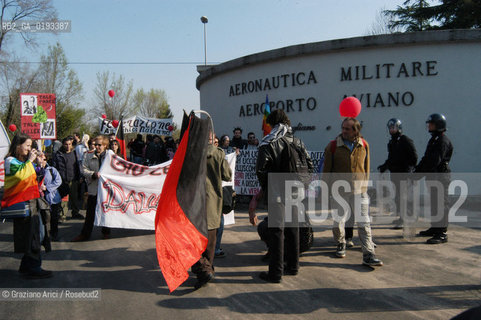 AVIANO 05/04/03 MANIFESTAZIONE NAZIONALE DEL MOVIMENTO ANARCHICO ALLA BASE AMERICANA DI AVIANO CONTRO LA GUERRA ©Graziano Arici/Rosebud2