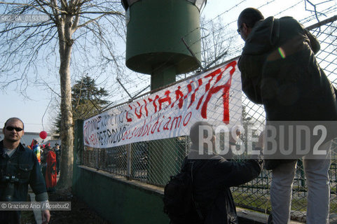 AVIANO 05/04/03 MANIFESTAZIONE NAZIONALE DEL MOVIMENTO ANARCHICO ALLA BASE AMERICANA DI AVIANO CONTRO LA GUERRA ©Graziano Arici/Rosebud2
