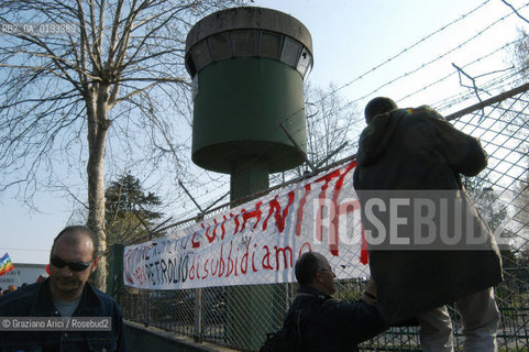 AVIANO 05/04/03 MANIFESTAZIONE NAZIONALE DEL MOVIMENTO ANARCHICO ALLA BASE AMERICANA DI AVIANO CONTRO LA GUERRA ©Graziano Arici/Rosebud2