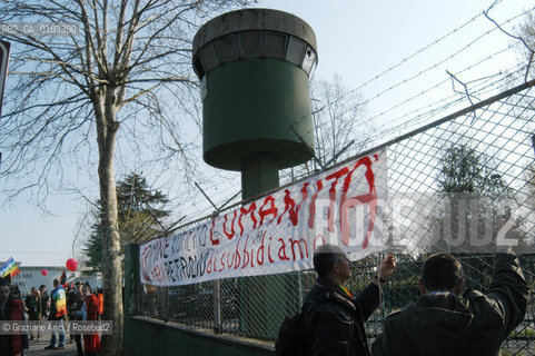 AVIANO 05/04/03 MANIFESTAZIONE NAZIONALE DEL MOVIMENTO ANARCHICO ALLA BASE AMERICANA DI AVIANO CONTRO LA GUERRA ©Graziano Arici/Rosebud2