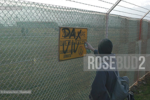 AVIANO 05/04/03 MANIFESTAZIONE NAZIONALE DEL MOVIMENTO ANARCHICO ALLA BASE AMERICANA DI AVIANO CONTRO LA GUERRA ©Graziano Arici/Rosebud2