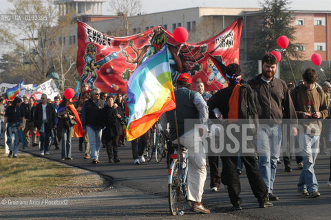 AVIANO 05/04/03 MANIFESTAZIONE NAZIONALE DEL MOVIMENTO ANARCHICO ALLA BASE AMERICANA DI AVIANO CONTRO LA GUERRA ©Graziano Arici/Rosebud2
