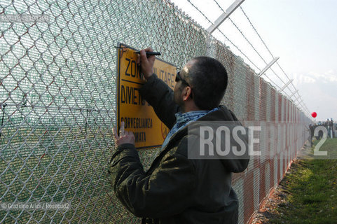 AVIANO 05/04/03 MANIFESTAZIONE NAZIONALE DEL MOVIMENTO ANARCHICO ALLA BASE AMERICANA DI AVIANO CONTRO LA GUERRA ©Graziano Arici/Rosebud2