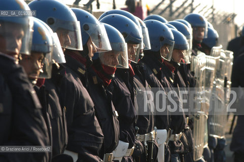 AVIANO 05/04/03 MANIFESTAZIONE NAZIONALE DEL MOVIMENTO ANARCHICO ALLA BASE AMERICANA DI AVIANO CONTRO LA GUERRA ©Graziano Arici/Rosebud2