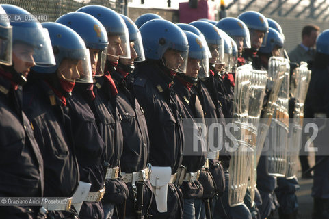 AVIANO 05/04/03 MANIFESTAZIONE NAZIONALE DEL MOVIMENTO ANARCHICO ALLA BASE AMERICANA DI AVIANO CONTRO LA GUERRA ©Graziano Arici/Rosebud2
