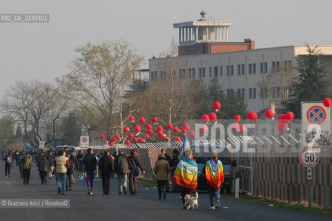 AVIANO 05/04/03 MANIFESTAZIONE NAZIONALE DEL MOVIMENTO ANARCHICO ALLA BASE AMERICANA DI AVIANO CONTRO LA GUERRA ©Graziano Arici/Rosebud2