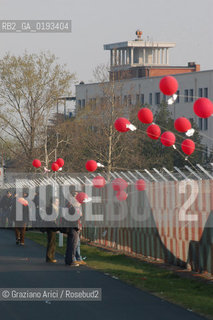 AVIANO 05/04/03 MANIFESTAZIONE NAZIONALE DEL MOVIMENTO ANARCHICO ALLA BASE AMERICANA DI AVIANO CONTRO LA GUERRA ©Graziano Arici/Rosebud2
