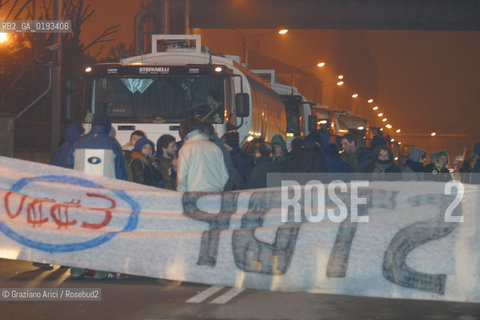 VENEZIA 11/04/03  - MARGHERA - DISOBBEDIENTI BLOCCANO LACCESSO DELLO STABILIMENTO PETROLVEN DI MARGHERA PER IMPEDIRE IL RIFORNIMENTO DEI CAMION DELLA ESSO ©Graziano Arici/Rosebud2 / GUERRA PACE.