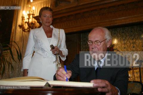 VENEZIA 24/05/03 - IL PRINCIPE VITTORIO EMANUELE DI SAVOIA E LA MOGLIE MARINA DORIA IN VISITA A VENEZIA ©Graziano Arici/Rosebud2 / NOBILTA