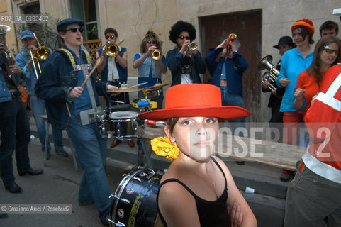 ( FRANCIA  )  PROVENCE-ALPES-COTE DAZUR ARLES : FERIA DI PASQUA SPETTACOLO FOLKLORISTICO  © 1999 Graziano Arici/Rosebud2 / GEO COSTUME  GUARDIANS