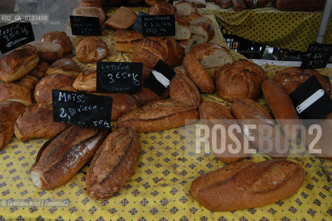 ( FRANCIA  )  PROVENCE-ALPES-COTE DAZUR ARLES : MERCATO DEL SABATO © 2003 Graziano Arici/Rosebud2 / GEO GASTRONOMIA PANE