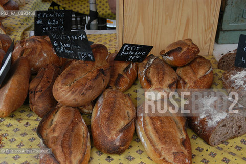 ( FRANCIA  )  PROVENCE-ALPES-COTE DAZUR ARLES : MERCATO DEL SABATO © 2003 Graziano Arici/Rosebud2 / GEO GASTRONOMIA PANE