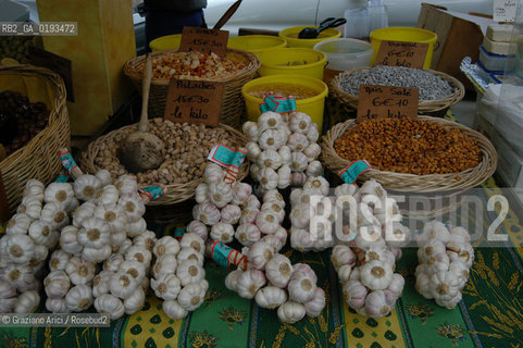 ( FRANCIA  )  PROVENCE-ALPES-COTE DAZUR ARLES : MERCATO DEL SABATO © 1999 Graziano Arici/Rosebud2 / GEO GASTRONOMIA AGLIO.